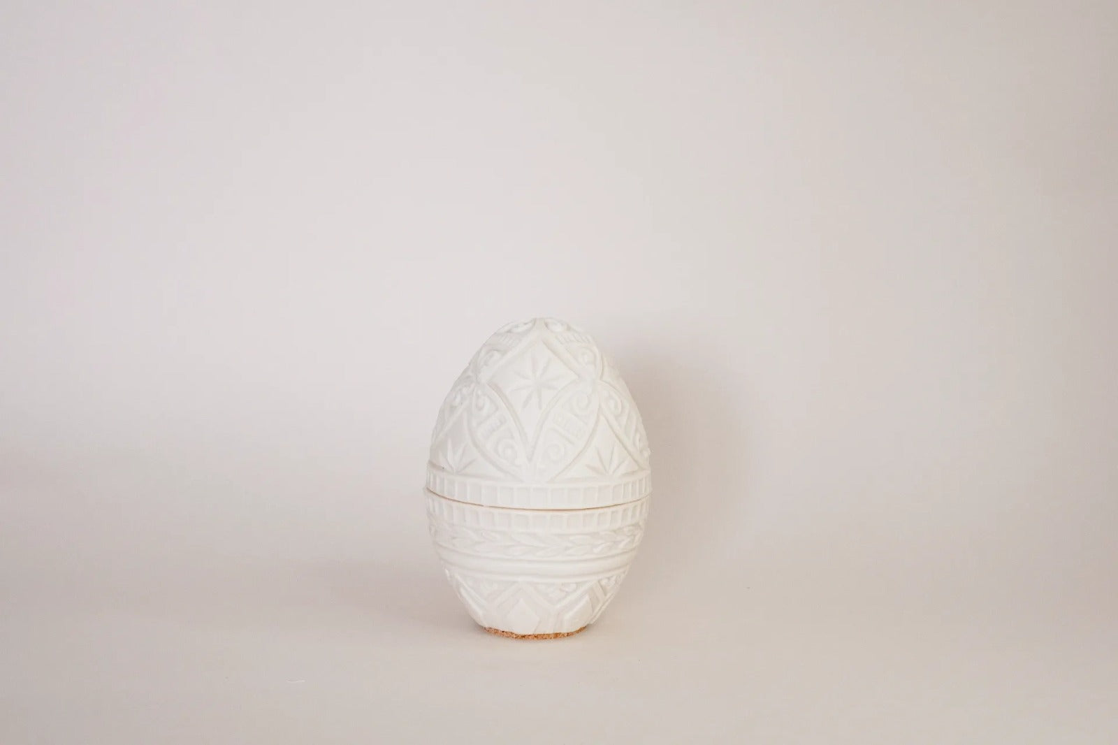 Easter Scented Candle – Decorative Egg | Cosy Musk Fragrance – White — handmade Portuguese ceramic by Casa Belo
